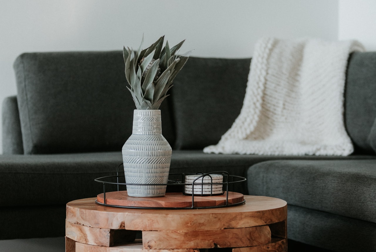 Table Basse Tendance 2026 : Noyer, Travertin et Formes Rondes